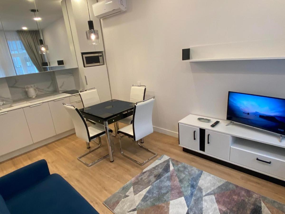 Moder Chic In Center-prime